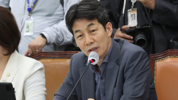 윤건영 더불어민주당 의원이 15일 오전 MBC 라디오 '김종배의 시선집중'에 출연해 윤석열 대통령의 지난해 유럽 순방 직전 대통령실 행정관 이메일이 북한에 해킹당한 것을 비판했다. 사진은 지난해 5월 서울 여의도 국회에서 열린 환경노동위원회 전체회의에서 발언하는 윤 의원. /사진=뉴스1