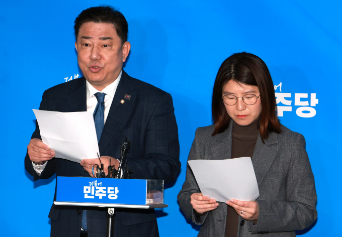 15일 더불어민주당이 단수 공천을 받은 현역 지역구 6명과 경선이 확정된 현역 의원 9명을 발표했다. 사진은 김병기 민주당 의원(왼쪽)과 박희정 민주당 대변인이 15일 서울 여의도 국회에서 공천관리위원회 3차 심사 결과를 발표하는 모습. /사진=뉴시스