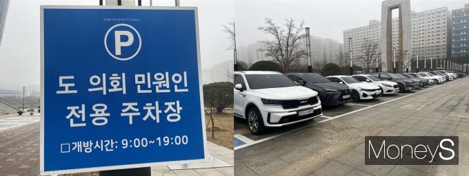 15일 오전 9시 전남도의회 민원인 전용 주차장에 도청과 의회 직원들의 차량이 주차장를 가득 메우고 있다./홍기철기자