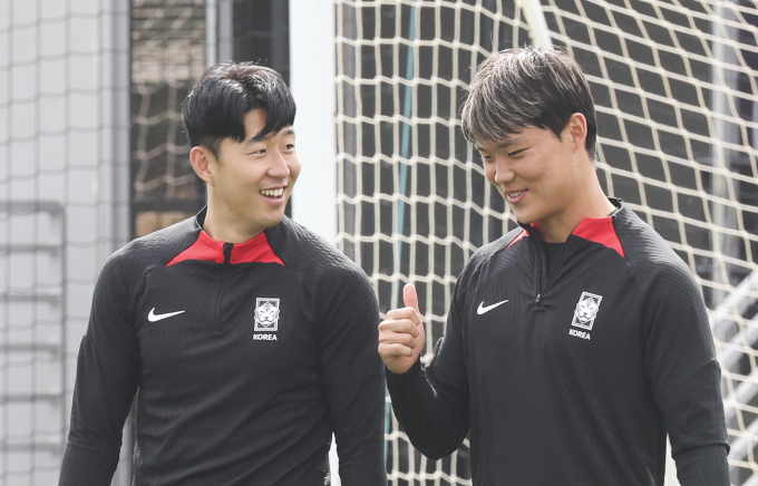 2023 아시아축구연맹(AFC) 카타르 아시안컵 준결승전을 앞두고 일어난 '탁구 사건' 관련해 오현규가 자신의 인스타그램 찾아와 비난을 쏟아낸 네티즌의 댓글에 일침을 가했다. 사진은 대한민국 축구대표팀 손흥민과 오현규가 지난달 27일(현지시각) 카타르 도하 알에글라 트레이팅 센터에서 회복훈련을 하고 있는 모습. /사진=뉴시스