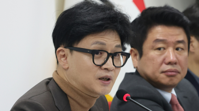 한동훈 국민의힘 비상대책위원장이 15일 서울 여의도 중앙당사에서 열린 비상대책위원회의에서 문학진 전 더불어민주당 의원의 비선 조직 개입 의혹 제기를 두고 대장동식 공천이라고 비판했다. 사진은 이날 비대위원회의에서 발언하는 한 위원장. /사진=뉴스1