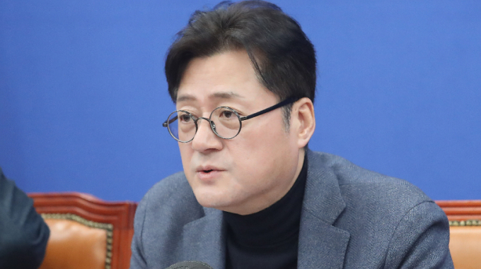 홍익표 더불어민주당 원내대표가 15일 오전 서울 여의도 국회에서 열린 정책조정회의에서 윤석열 대통령의 잇따른 정책 발표에 대해 총선 승리에만 몰두하고 있다고 비판했다. 사진은 이날 정책조정회의에서 발언하는 홍 원내대표. /사진=뉴스1