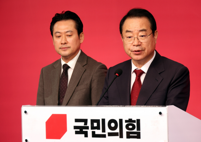 15일 국민의힘 공천관리위원회가 경기 14명, 인천 5명, 전북 6명 2차 단수 공천 후보자를 발표했다. 사진은 정영환 국민의힘 공천관리위원장(오른쪽)이 15일 서울 여의도 국민의힘 중앙당사에서 공천관리위원회 제7차 회의 결과를 발표하는 모습. /사진=뉴시스