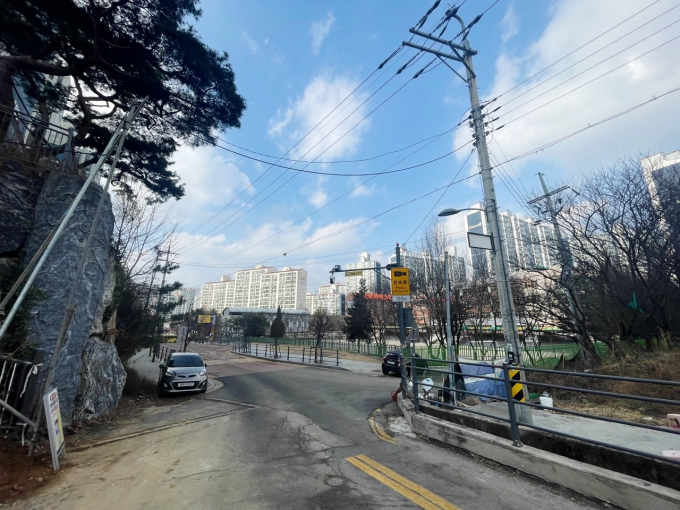 2025년 전선지중화 사업 착공이 계획된 상현초등학교 삼거리 인근 모습. / 사진제공=용인특례시