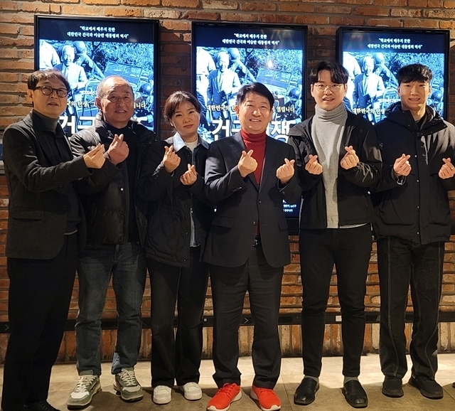 권영진 대구 달서 병 국회의원 예비후보(왼쪽에서 네번째)가 자신의 선거캠프 관계자들과 영화 관람을 마친 뒤 단체사진을 촬영하고 있다. /사진제공=국민의힘 권영진 대구 달서 병 국회의원 예비후보 선거사무소