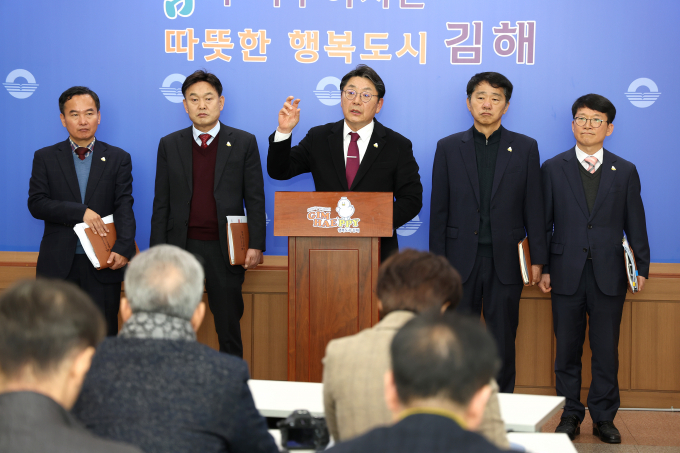 15일 시청 브리핑룸에서 기자회견을 하고 있는 홍태용 시장(가운데)/사진=김해시