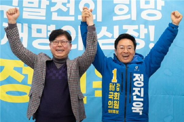 유동국 전 광주 테크노파크 원장이 15일 정진욱 더불어민주당 광주 동남갑 예비후보(사진 오른쪽) 지지를 선언하고 있다.