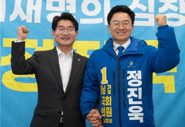 오경훈 이재명의 기본사회연구소장과 정진욱 광주 동남갑 예비후보(사진 오른쪽)가 14일 손을 맞잡고 지지를 선언하고 있다.
