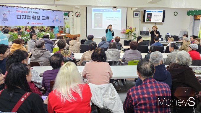 KT 전남·북광역본부 관계자들은 15일 광주 고려인마을 노인돌봄센터에서 노년층을 위한 디지털 교육을 실시했다/사진=KT전남·북광역본부 제공.