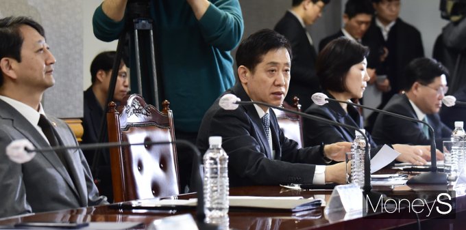[머니S포토] 금융위 김주현 