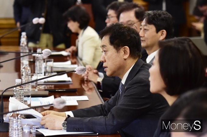 [머니S포토] 금융위 김주현 