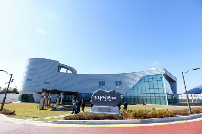 파주의 대표 관광으로 꼽히는 '파주 디엠지(DMZ) 평화관광'이 관광객 1000만명 돌파를 앞두고 있다. 사진은 파주 도라전망대 전경. / 사진제공=파주시 