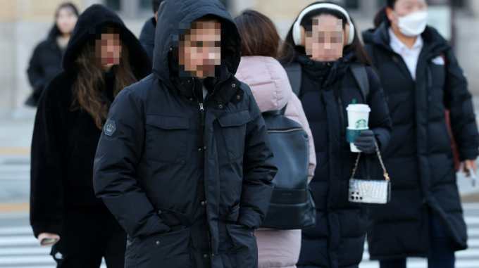 16일 최저기온이 영하 7도까지 떨어지면서 쌀쌀한 날씨가 예상된다. 이날 오전 전국에 시속 55㎞의 바람이 불 수 있다. 사진은 지난해 11월 서울 광화문네거리에서 시민들이 걸어가는 모습. /사진=뉴스1