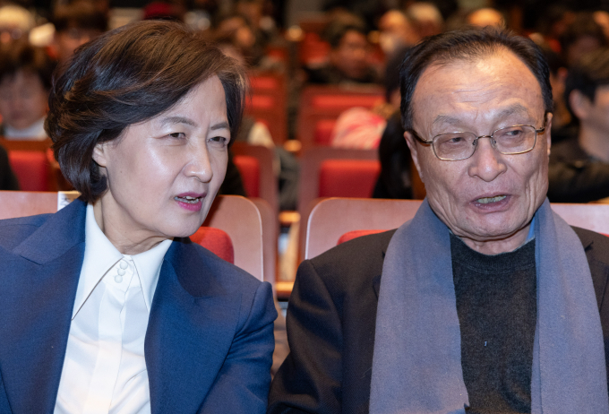 추미애 전 법무부 장관이 더불어민주당의 총선 승부수로 거론되고 있다. 사진은 추 전 장관과 이해찬 더불어민주당 상임고문이 지난해 11월30일 서울 종로구 조계사 전통문화예술공연장에서 열린 '장하리' 출판기념회에서 대화를 나누는 모습. /사진=뉴스1