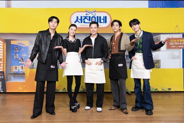  '서진이네'가 시즌2로 다시 문을 연다. 사진은 지난해 2월 tvN '서진이네' 온라인 제작발표회에 참석한 배우 박서준, 정유미, 이서진, 방탄소년단 뷔, 최우식(왼쪽부터). /사진= tvN 제공