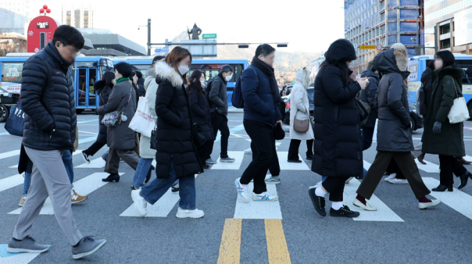 비가 내린 후 다음날인 16일 최저기온이 영하 7도까지 떨어지면서 쌀쌀할 전망이다. 사진은 지난해 11월 서울 광화문네거리에서 시민들이 패딩을 입고 출근하는 모습. /사진=뉴스1