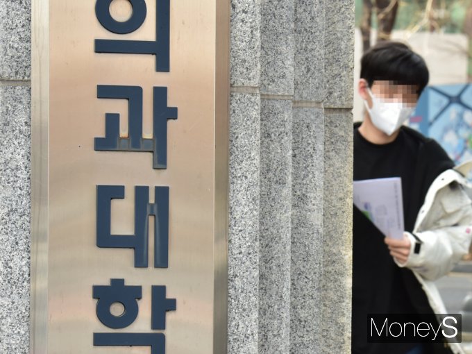 정부가 의대 정원을 확대하겠다고 밝힌 가운데 의대협은 성명서를 통해 단체행동에 나서겠다고 밝혔다. /사진=임한별 기자