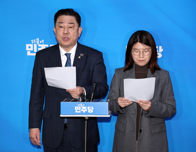 15일 더불어민주당이 현역의원 7명의 공천을 확정지었다. 사진은 김병기 더불어민주당 공천관리위원회 간사(왼쪽)가 15일 서울 여의도 국회에서 4·10 총선 공천 3차 심사결과를 발표하는 모습. /사진=뉴스1