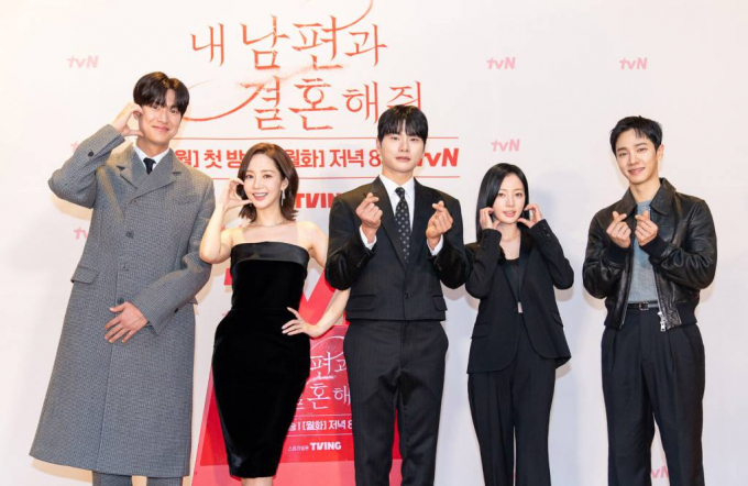 '내 남편과 결혼해줘' 팀이 포상휴가를 떠난다. 사진은 지난 1일 온라인 생중계로 진행된 tvN 새 월화드라마 '내 남편과 결혼해줘' 제작발표회에서 포즈를 취하고 있는 배우 나인우, 박민영, 이이경, 송하윤, 이기광(왼쪽부터). /사진= tvN 제공