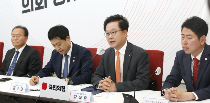 강석훈 KDB산업은행 회장(오른쪽 두번째)이 21일 오전 서울 여의도 국회에서 열린 산업은행 부산 이전 당·정 간담회에서 발언을 하고 있다./사진=뉴스1