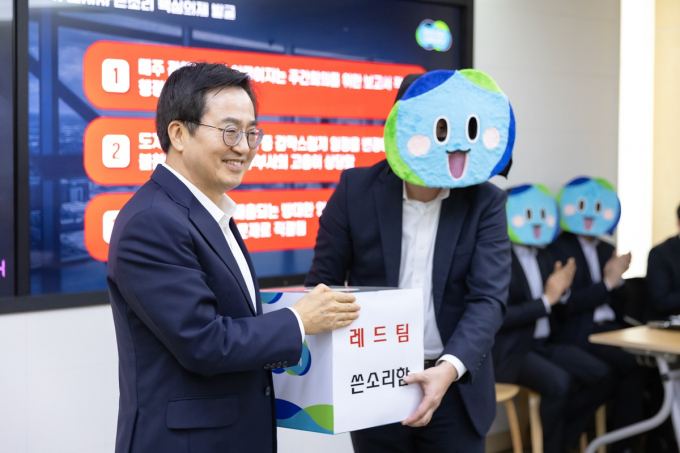 김동연 경기도지사가 경기도 3기 레드팀의 '쓴소리'를 받아들여 도청에서 관행적으로 작성되던 주간업무보고서를 줄여나가겠다고 밝혔다. / 사진제공=경기도  