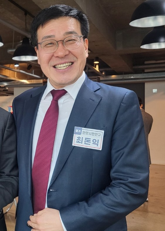 14일 공천심사 후 하루만인 15일 오전, 국민의힘 안양만안 최돈익 후보의 공천확정 소식이 전해진 가운데, 최돈익 후보가 최근 더불어민주당 안양만안지역위원회의 성명서로 불거진 박달스마트밸리사업을 언급하며, "계속된 사실왜곡으로 이어온 안양시민에 대한 희망고문을 이젠 멈추어야 한다"고 밝혔다. / 사진제공= 국민의힘 안양만안 최돈익 후보