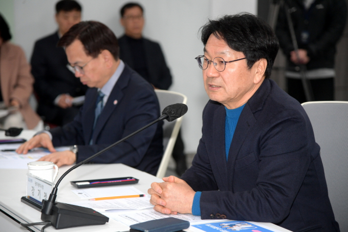 강기정 광주광역시장이 15일 오전 시청 소회의실에서 열린 '2024년 복지분야 업무보고회'에서 관련 정책을 논의하고 있다./사진=광주시 