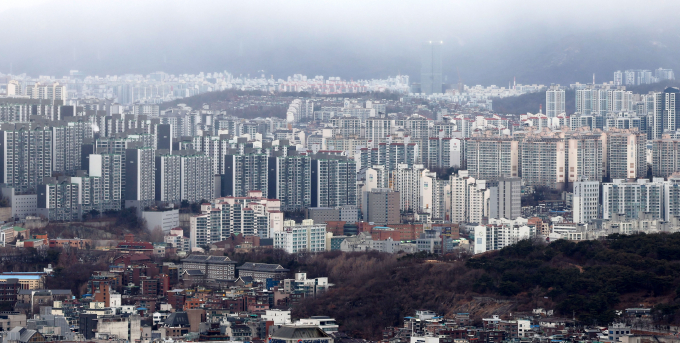 지난해 32만명의 서울 인구가 경기∙인천으로 이동한 것으로 나타났다. 서울에 위치한 전용면적 84㎡ 아파트의 평균 분양가는 11억8000만원으로 상승 추세임에도 공급은 1년 사이 3분의 1로 줄어 집값 부담이 커진 탓이다./사진=뉴시스