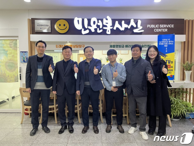 '2023년 민원서비스 종합평가'에서 17개 시·도 교육청 중 도 단위 전국 1위를 달성한 전남교육청 소속 민원 업무 담당 공무원들이 민원봉사실 앞에서 포즈를 취하고 있다. 사진 왼쪽부터 추형근 주무관, 김전호 사무관, 노권열 총무과장, 정성학 주무관, 김경곤 사무관, 박서희 주무관/뉴스1