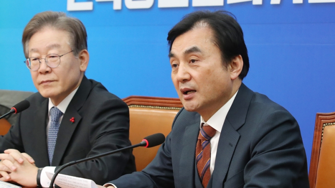안규백 민주당 전략공관위원장이 15일 오후 수도권과 PK(부산·경남) 등 지역에 맞는 전략공천 명단 의결을 발표했다. 사진은 지난해 12월  서울 여의도 국회에서 열린 전략공천관리위원회에서 발언하는 안 위원장(오른쪽). /사진=뉴스1