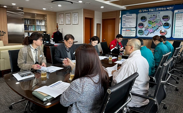 이규삼 예천군 부군수 주재로 해당 부서와 관련기관이 참석한 가운데 ‘폐지수집 노인 전수조사’를 위한 회의가 열리고 있다./사진제공=경북 예천군