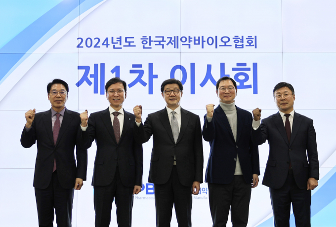 지난 15일 서울 방배동 협회 건물 4층 강당에서 개최된 2024년 제1차 이사회에서 장병원 한국제약바이오협회 부회장(왼쪽부터)과 윤성태 이사장, 노연홍 회장, 윤웅섭 차기 이사장, 이재국 차기 부회장이 기념 촬영을 하고 있다. /사진=한국제약바이오협회