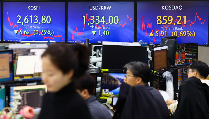 15일 오후 서울 중구 하나은행 딜링룸에서 직원들이 업무를 보고 있다. /사진=뉴시스