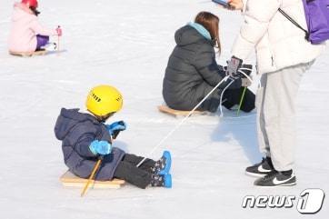 아이가 테마파크에서 눈썰매를 타는 모습. (성북구 제공)ⓒ 뉴스1
