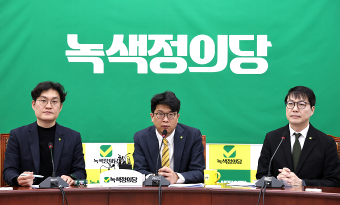 녹색정의당이 민주당의 범진보 통합비례정당 참여 여부를 오는 17일에 결정할 방침이다. 사진은 김준우 녹색정의당 상임대표가 지난 15일 오전 서울 여의도 국회에서 열린 전략협의회의에서 모두발언을 하는 모습. /사진=뉴스1