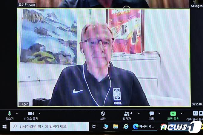 위르겐 클린스만 대한민국 축구대표팀 감독이 15일 오전 서울 종로구 축구회관에서 열린 2024년 제1차 전력강화위원회에 화상으로 참여하고 있다. 이 회의에는 마이클 뮐러 전력강화위원장과 위르겐 클린스만 한국 축구대표팀 감독, 그리고 전력강화위원 7명이 참석해 클린스만호가 아시안컵에서 보여준 경기력과 대회 준비 과정 등을 되짚어본다. (공동취재) 2024.2.13/뉴스1 ⓒ News1 김진환 기자
