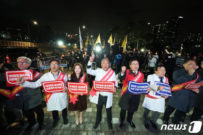 [사진] 대통령실 앞 의사들의 외침