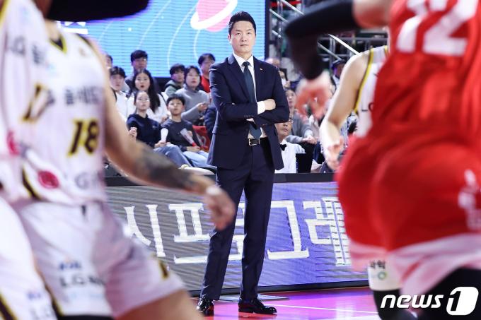 [사진] 경기 지켜보는 전희철 SK 감독
