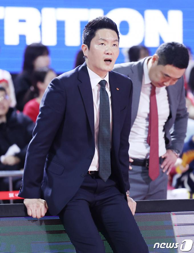 [사진] 전희철 SK 감독 '안 풀리네'
