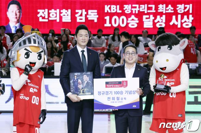 [사진] 전희철 SK 감독 '최소 경기 100승 달성'