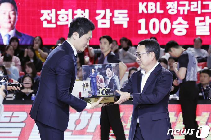 [사진] '최소 경기100승' 달성한 전희철 SK 감독