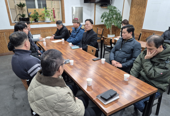 구리농수산물공사 김진수 사장(뒷줄 좌측 세번째)이 도매시장 하역사 임직원들과의 첫 간담회를 통해 그들의 애로사항을 청취하고 있다. /사진제공=구리농수산물공사