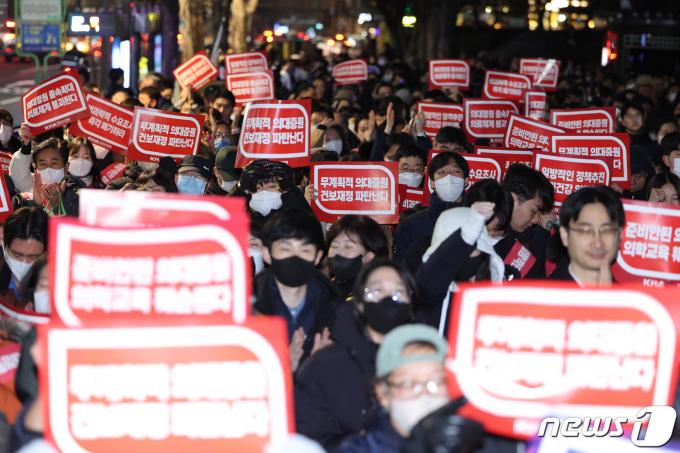 [사진] 의대 정원 확대 반대하는 의사들