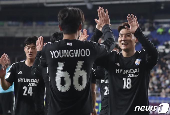15일 오후 울산 문수축구경기장에서 열린 '2023-2024 아시아축구연맹(AFC) 챔피언스리그(ACL 1)'6강 1차전 울산 HD FC와 반포레 고후의 경기에서 울산 설영우가 팀의 세 번째 골을 넣은 뒤 주민규와 하이파이브를 하고 있다. 2024.2.15/뉴스1 ⓒ News1 조민주 기자