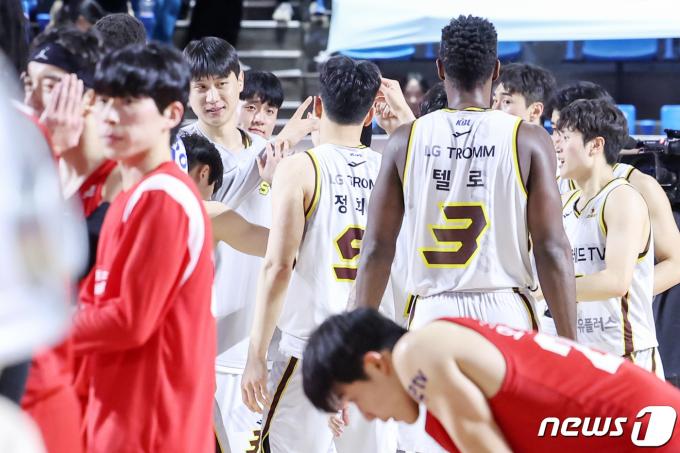 15일 오후 서울 송파구 잠실학생체육관에서 열린 2023-2024 정관장 프로농구 서울 SK와 창원 LG의 경기에서 76 대 67로 승리한 LG 선수들이 기뻐하고 있다. 2024.2.15/뉴스1 ⓒ News1 민경석 기자