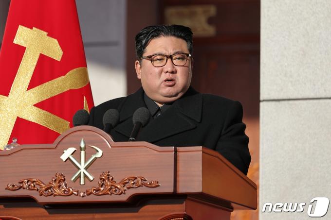 (평양 노동신문=뉴스1) = 노동당 기관지 노동신문은 김정은 북한 노동당 총비서가 건군절(인민군 창건) 76돌인 지난 8일 딸 '주애'와 국방성을 방문했다고 9일 보도했다. 김 총비서는 이날 