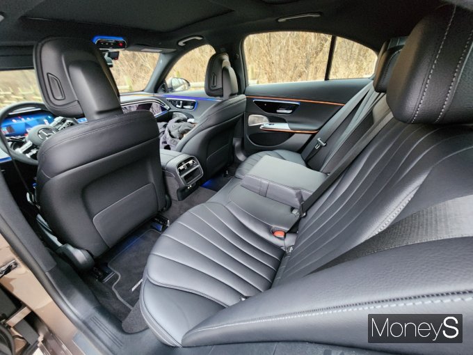 메르세데스-벤츠 E300 4MATIC AMG 라인 뒷좌석 /사진=박찬규 기자