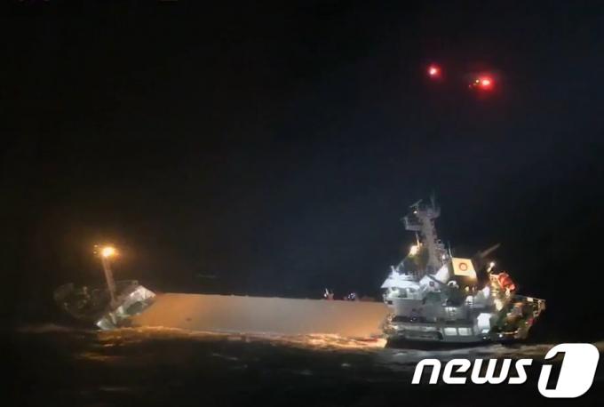 [사진] 서귀포 해상서 화물선 침수 '구조 중'