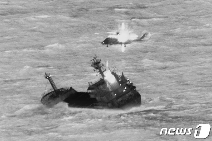 [사진] 침수 화물선 구조하는 해경