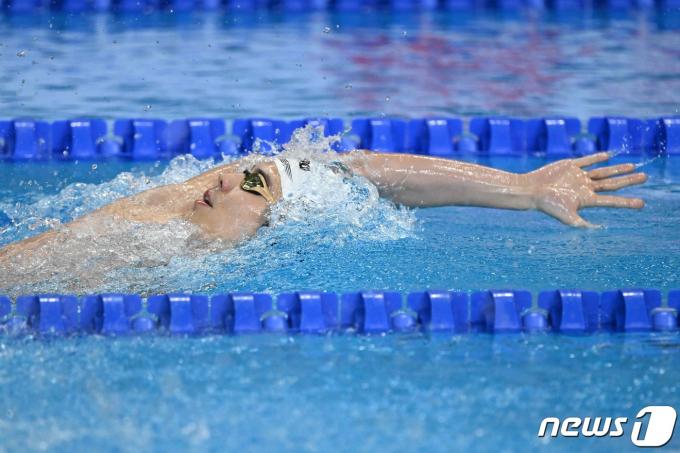 이주호가 16일(한국시간) 카타르 도하에서 열린 2024 세계수영선수권대회 남자 배영 200m 준결선에서 역영하고 있다. ⓒ AFP=뉴스진출
